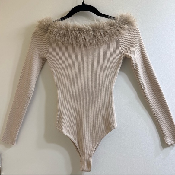 Sweet Rain Cream Ribbed Knit Top Bodysuit Faux Fur neckline Size S - Picture 3 of 8